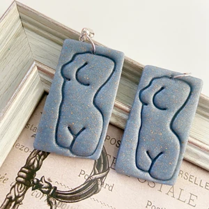 Blå Örhängen  - Handgjorda örhängen av lera. Samfraktar. Kontakta för flera bilder eventuellt video. Storlek ca 5  cm Står ej för postens slarv Kontakta för nickelfri alternativ