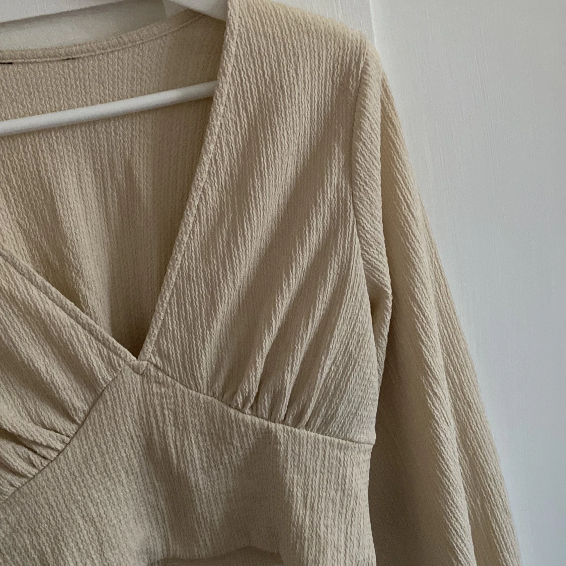 Krämvit blus (lite croppad) - 90