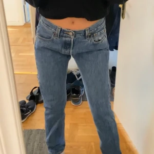 Levis jeans - Intressekoll på mina trendiga 501 vintage levis jeans. Skriv till mig vid frågor om tex exakta modellen osv.🥰 Budgivning kommer startas vid flera intresserade. Köparen står för frakt! 