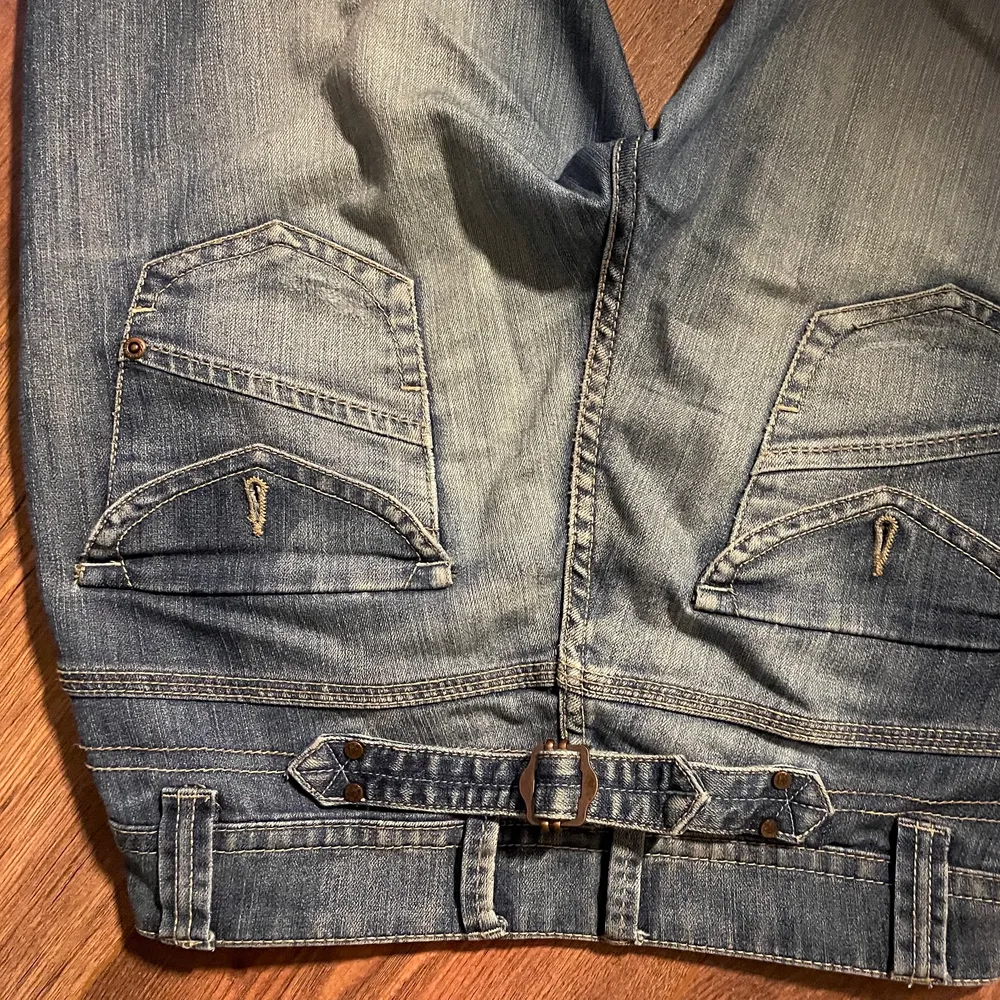 Säljer dessa jeans som tyvärr va för stora på mig, de är hyfsat lågmidjade och slutar strax under naveln. Jeans & Byxor.