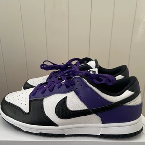 Dunk low court purple strl 42 - Helt nya i storlek 42, finns i karlstad annars kan jag posta hör av dig vid intresse, tar emot byten