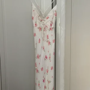 Blommig klänning Zara - Populär klänning från Zara storlek M, köpt på plick men passade inte mig 