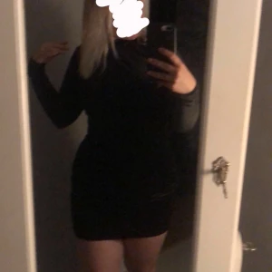 Samet klänning - Jätte fin klänning som är öppen i ryggen💕