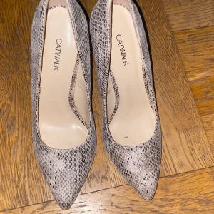 Klackar  - Snygga klackar använda en gång till men lite för höga för min smak