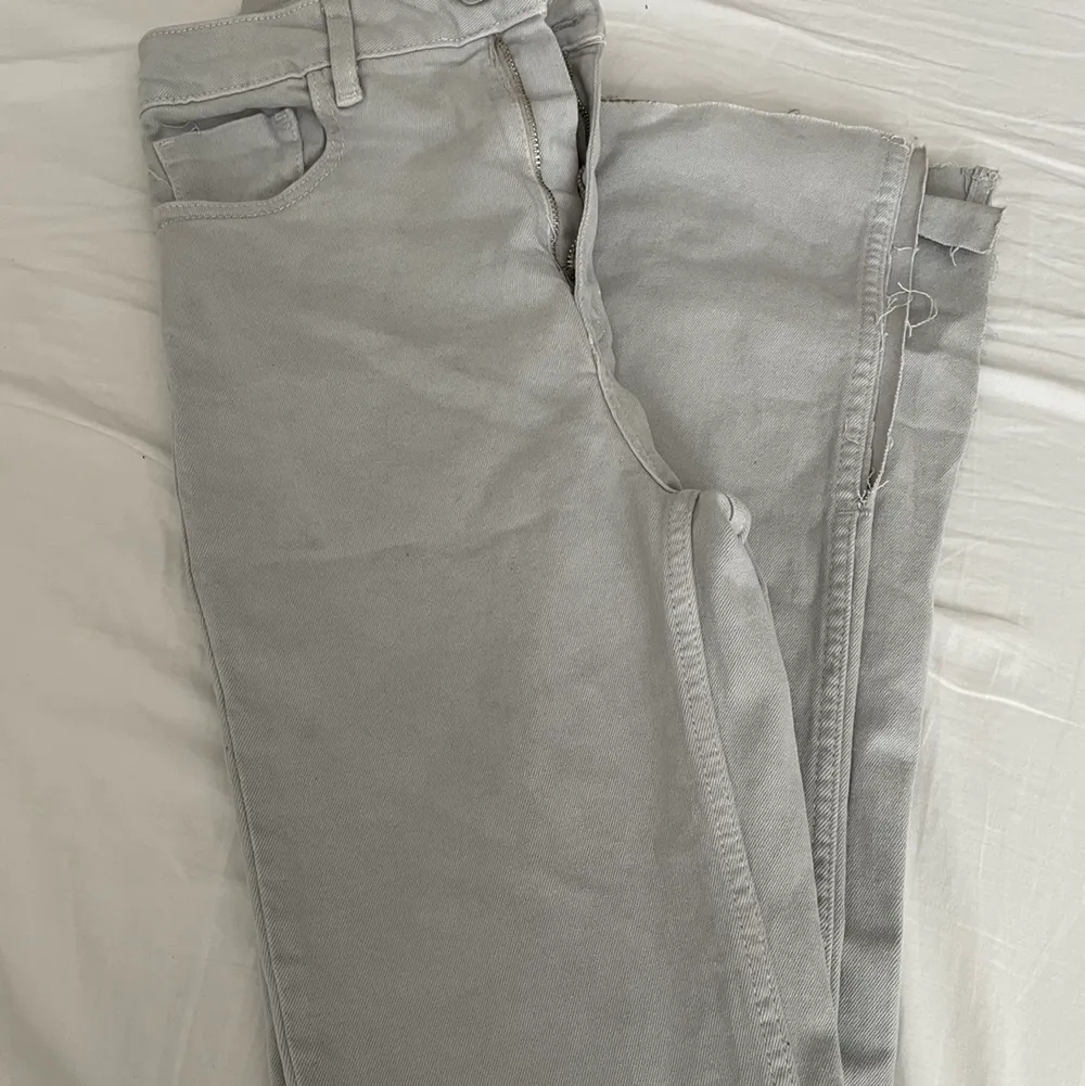 High waisted jeans med slits, använd 1-2 gånger. Jeans & Byxor.