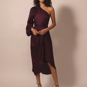 Söker! Leontine dress by malina - Söker denna underbara kläning ”leontine dress by malina” i storlek M. Öppen för alla färger utom svart!  