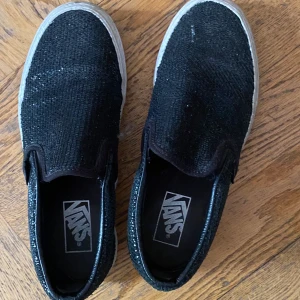 Vans slip on  - Säljer mina härligt vans slip on, imiterad ormskinn, detta är mitt tredje par så man kan absolut säga att det är ett par favoriter säljer pga har för många skor, bra skicka använda kanske 5-10 ggr, går att göra rent de vita annars är skornas skick riktigt