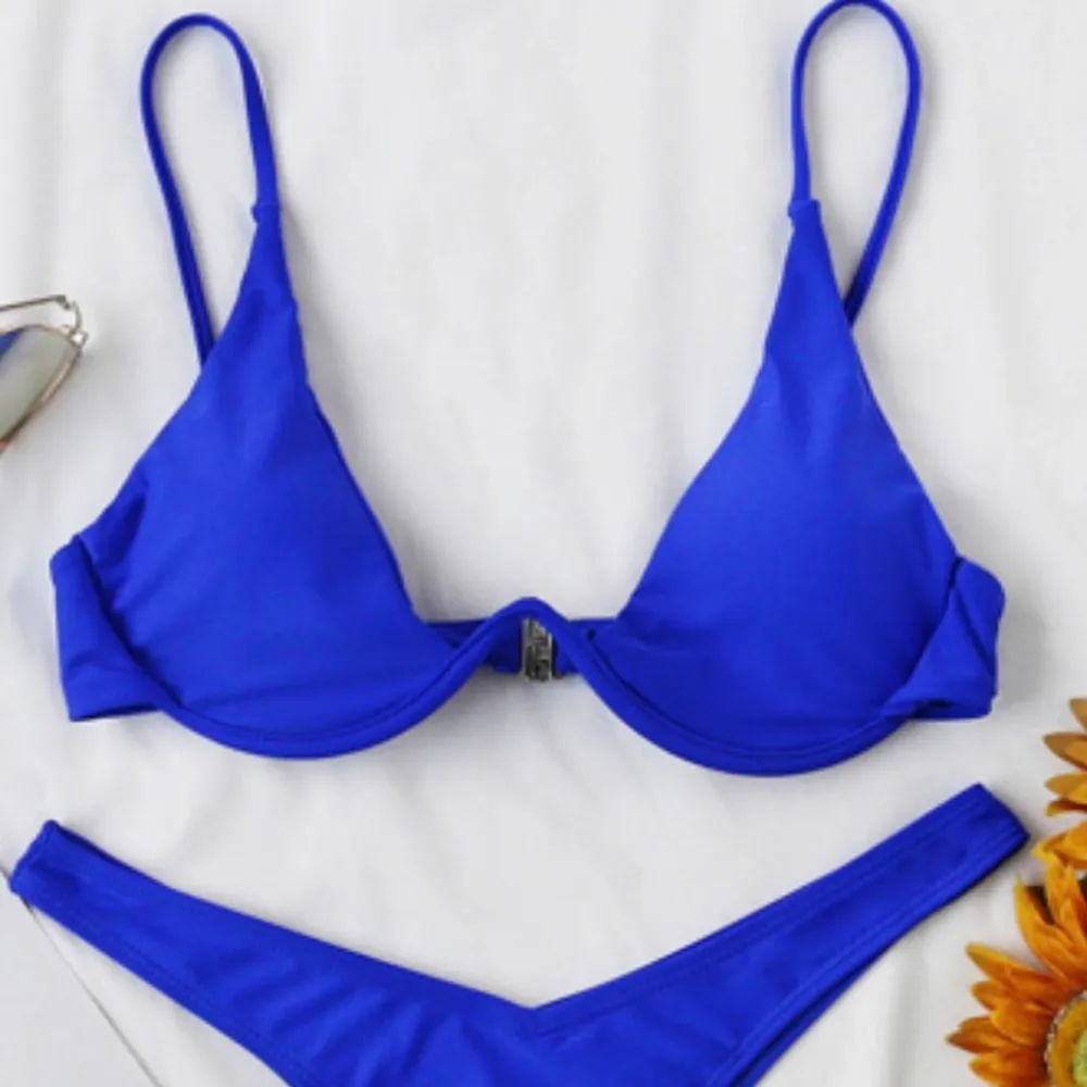 Säljer denna blåa bikini överdelen! (Enbart överdel) RIKTIGT snygg & sexig att ha nu i sommar!! 😍😩🌸 säljs då den aldrig kom till användning då någon annan ska få ha glädje av den💞 tveka inte att höra av dig vid intresse och frågor!🥰. Övrigt.