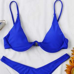 Säljer denna blåa bikini överdelen! (Enbart överdel) RIKTIGT snygg & sexig att ha nu i sommar!! 😍😩🌸 säljs då den aldrig kom till användning då någon annan ska få ha glädje av den💞 tveka inte att höra av dig vid intresse och frågor!🥰
