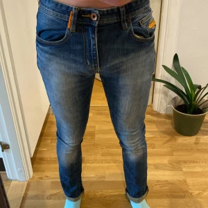 Superdry Jeans - Köpt i London på Superdry. Ganska långa i storleken. Normalt slitage. Ganska smala upptill, och rätar ut sig vid vaderna. Pris exkl. frakt. Köparen står för frakt. 