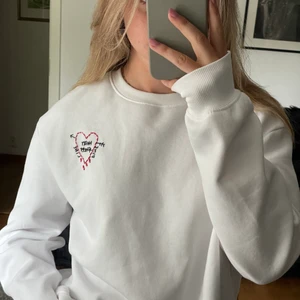 Harry styles sweatshirt - Harry styles inspirerad sweatshirt som jag själv har broderat med fineline lyrics på armen