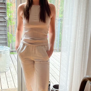 Sommarlinne  - Guld/beige topp från HM. Storlek L & knappt använd.