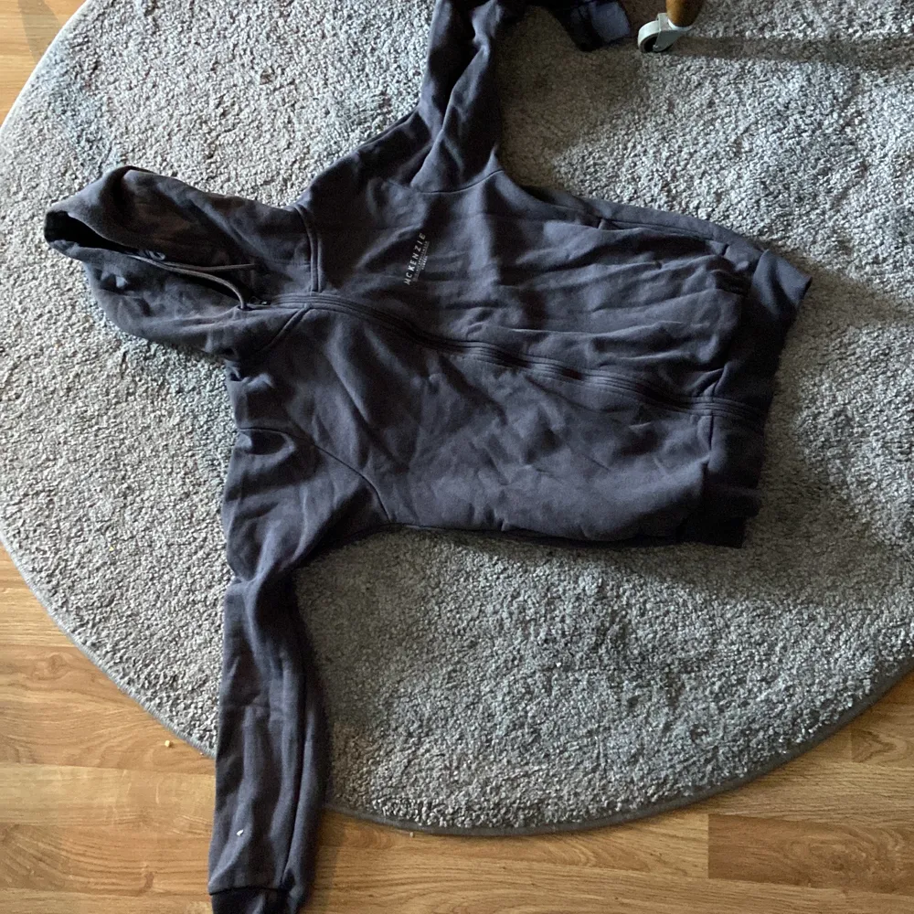 Storlek S, passar mig perfekt som är 180cm lång. Endast några månader gammal och använts ett fåtal gånger. Betalaren står för frakten och betalning sker vi Swish efter avslutad auktion.. Hoodies.