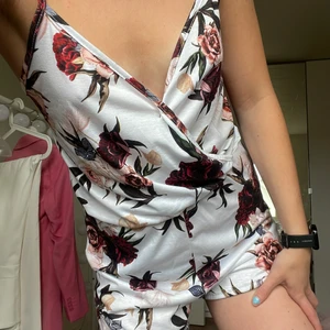Jumpsuit  - Blommig jumpsuit perfekt till midsommar🥰 passar både XS och S👌🏼 