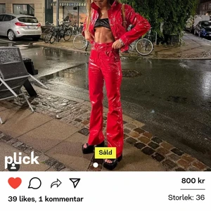 Lackset - Lånade bilder!! Köpte detta skitsnygga set av en tjej här på plick men passade tyvärr inte mig 🥲 en knapp saknas som visad på sista bilden. Strl 36 på jackan & 38 i byxorna men byxorna är väldigt små i storlek. Jag har 36 och fick knappt på mig dem 
