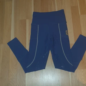 Maya Delorez Ridbyxor strl-xxs - Okej, så jag säljer mina marinblåa Maya Delorez ridbyxor i strl-xxs. Dessa är halvskodda, men har inga hål eller något liknande. Har haft den i ca 1 år. Jag har just nu strl-s på mina och dessa är bara lite för små. Vill du diskutera pris osv. Skriv!