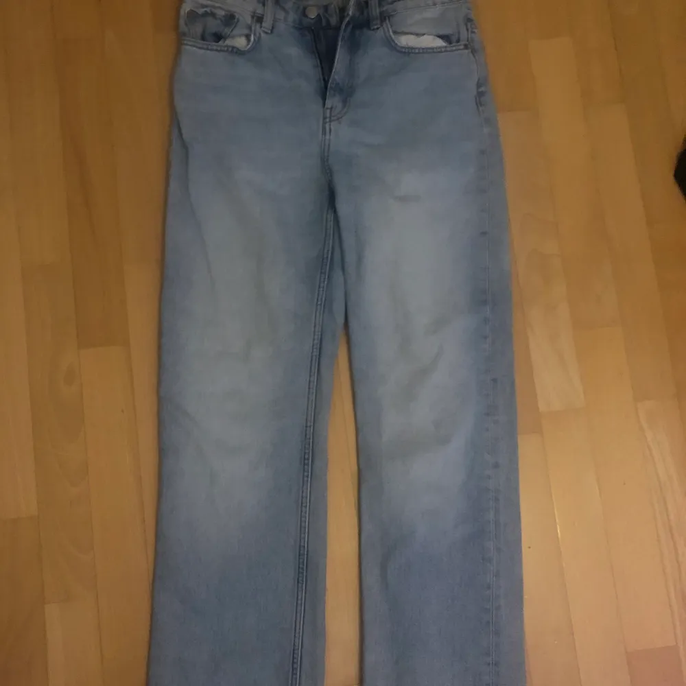 Blåa jeans från weekday i modellen voyage. Avklippta längst ner av pågrund av att jag köpte dem på plick därav billigare pris. Passar runt 160-165 cm. Jeans & Byxor.
