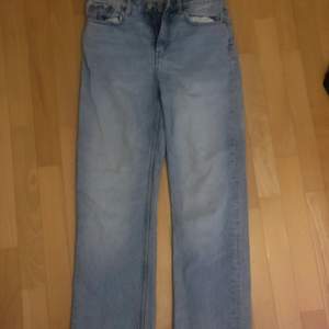 Blåa jeans från weekday i modellen voyage. Avklippta längst ner av pågrund av att jag köpte dem på plick därav billigare pris. Passar runt 160-165 cm