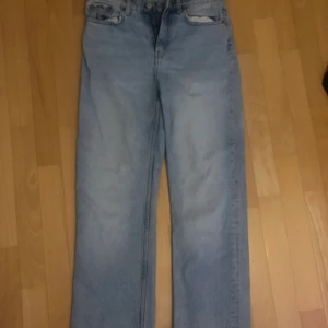 Voyage Jeans Weekday - Blåa jeans från weekday i modellen voyage. Avklippta längst ner av pågrund av att jag köpte dem på plick därav billigare pris. Passar runt 160-165 cm