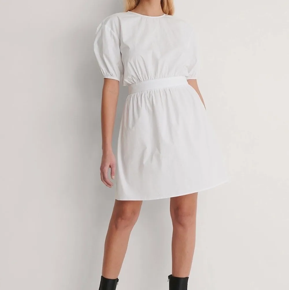Säljer denna vita mini klänning! Använd en gång. Så i väldigt fint skick! Perfekta sommarklänningen🥰. Klänningar.