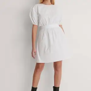 Säljer denna vita mini klänning! Använd en gång. Så i väldigt fint skick! Perfekta sommarklänningen🥰