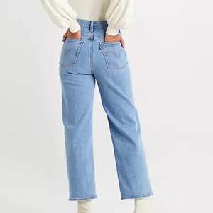 Säljer mina levi’s-jeans i modellen ribcage straight leg, då dem tyvärr blivit för små. Köpta för ca 1300 på carlings. Jättefint skick! Frakten ingår🤍🌸 