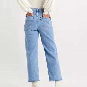 Levi’s jeans - Säljer mina levi’s-jeans i modellen ribcage straight leg, då dem tyvärr blivit för små. Köpta för ca 1300 på carlings. Jättefint skick! Frakten ingår🤍🌸 