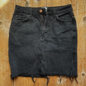 Svart Jeanskjol  - En svart jeanskjol köpt på Zalando! Har små slitage och har en urtvättad svart färg (fabriksgjordt)   Säljer pga för liten för mig!  Passform: Mom skirt  