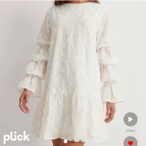 Nakd klänning - Säljer nu en av mina studentklänningar, bara använd en gång o säljer eftersom jag köpte två stycken. Så fin dock skulle jag säga att den sitter mer som en 38 än 40