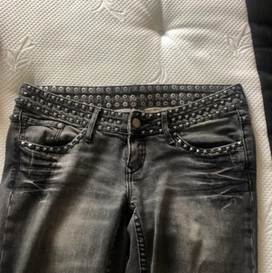 Los waist jeans - Ett par straightleg lågmidjade jeans ifrån början på 00 talet. Ganska använda men de är i bra skick. Skriv privat om mått. Högsta budet jag har fått nu: 250kr+frakt