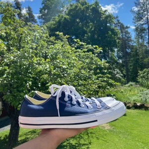 Converse Chuck Taylor All Star Ox Canvas Navy - Säljes på grund av för stor storlek, endast använda en gång. Köpta för 700kr.  Kontakta vid intresse💓