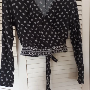 Topp - Knytr i tyggen. Storlek 38 men lite liten i storlek så mer som en 36 i storlek. Från HM