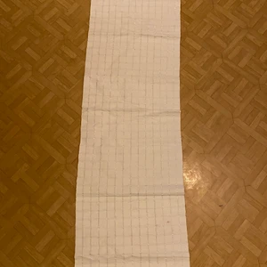 Bordsduk  - 2 st glittrig bordsdukar som är väldigt fina. Tyvärr två små fläckar på ena bordsduken men det syns inte om man inte tittar nära. Då det inte fanns lappar kvar på måtten så mätte jag själv.                                                                         Längden ca:120 cm.                                                                      Breden ca :36 cm 😊                                                                     30kr för båda 😊