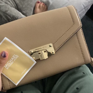 Äkta michael kors väska  - Aldrig använd bara till prydnad köpt o usa den är äkta och har papper på den och prislappen frakt ingår och frakt garanti 