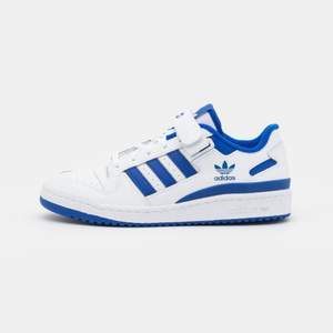 Adidas forum low assnygga skor i vitt och team blue royal. Köpta på zalando för ungefär ett år sen men bara använda en gång. Storlek 39