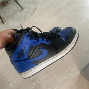 Nike jordans  - Säljer mina jordans! Då dom knappt kommit till användning alls, samt att dom var liiiite stora. Storlek 40.5!   Mer bilder går att få, tog bara ett snabbt kort då jag ville få ut annonsen! ☀️💛