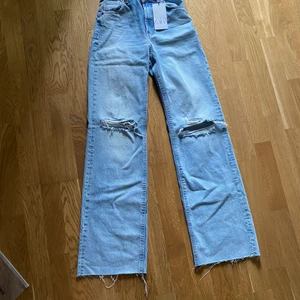 Oanvända straight jeans ifrån ZARA Strl 34.  - OANVÄNDA MED PRISLAPP KVAR! Högmidjade, straight jeans. Köpte ett år sen på Zara. Aldrig haft på mig dom. Dessa har bara legat i garderoben. 