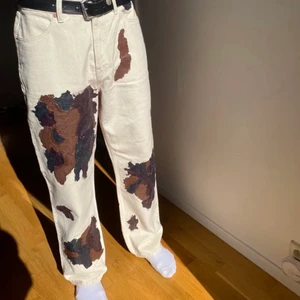 Our legacy jeans - Säljer mina underbara our legacy jeans med en fin paintsplatter effekt, jeansen är limiterade och sällsynta men är en fattig student därav lågt pris, ordinarie pris låg på 3500 ish