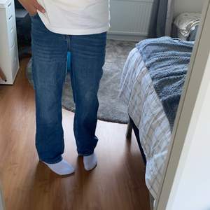 Ett par fina mid waist jeans i bra skick som tyvärr ej är i min stil. Pris går alltid att diskuteras!!