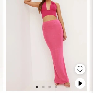 Nelly långkjol - Rosa långkjol från Nelly. Endast använd en gång så i väldigt bra skicka. Det är en XS men den är väldigt stretchiga och lång (går ner till fötterna på mig som är 160). Hör av er vid frågor eller fler bilder.