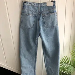 Weekday jeans i Lash modell, storlek 24x32