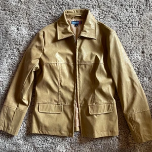 Fake mocka jacka - Skit cool jacka i ett material som påminner om mocka. Används tyvärr inte därför säljer jag. Toppskick. Köparen står för frakten 💕