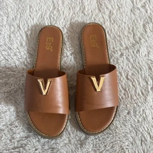 Fina tofflor  - Lite lyxigare och finare tofflor. Älskar dom men har bara kunnat använda dom en gång pga för små.