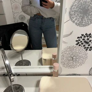 Raka jeans - Raka jeans från monki i fint skick🥰 sitter bra i längden och väldigt fin passform!