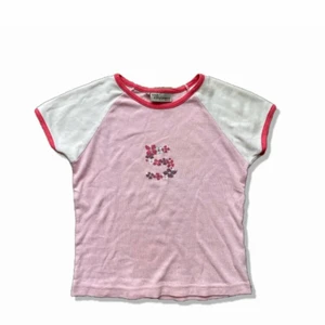 Tröja  - Så söt topp, köpt här ifrån Plick men väljer att sälja vidare 🌸🌸🌸 