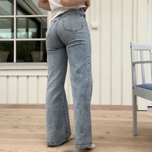 Jeans - Jeans från h&m i storlek 36. Perfekt längd för mig som är 168 cm. Högmidjade. Säljer ett till par liknande!