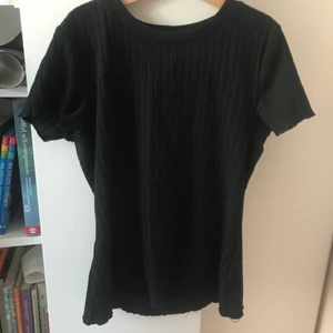 jättesnygg ribbad baby-tee - jättesöt baby tee! riktigt charmig och figursydd! 