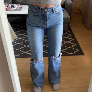 Jeans bikbok - Vida jeans från bikbok 🤩 W25 L32 men har klippt av dem men de sitter bra på mig som är 168 cm🥰 Använda men i fint skick  Pris 70kr+ frakt 😊
