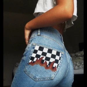Jeans - Blåa jeans från Gina tricot, egen målad bakficka med flammor