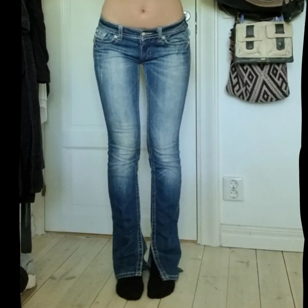 Dessa skitnygga miss me jeans börjar bli för små för mig😭😭 de har en slitt nere vid benen, har skitcoola fickor och är lågmidajade. Riktiga drömbyxor😍 midjemått är ca 79 cm och jag är 171 cm lång . Jeans & Byxor.
